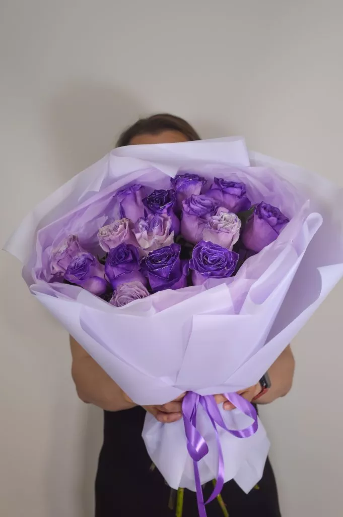 Роза 60 см фиолетового цвета 15шт в оформлении под ленту