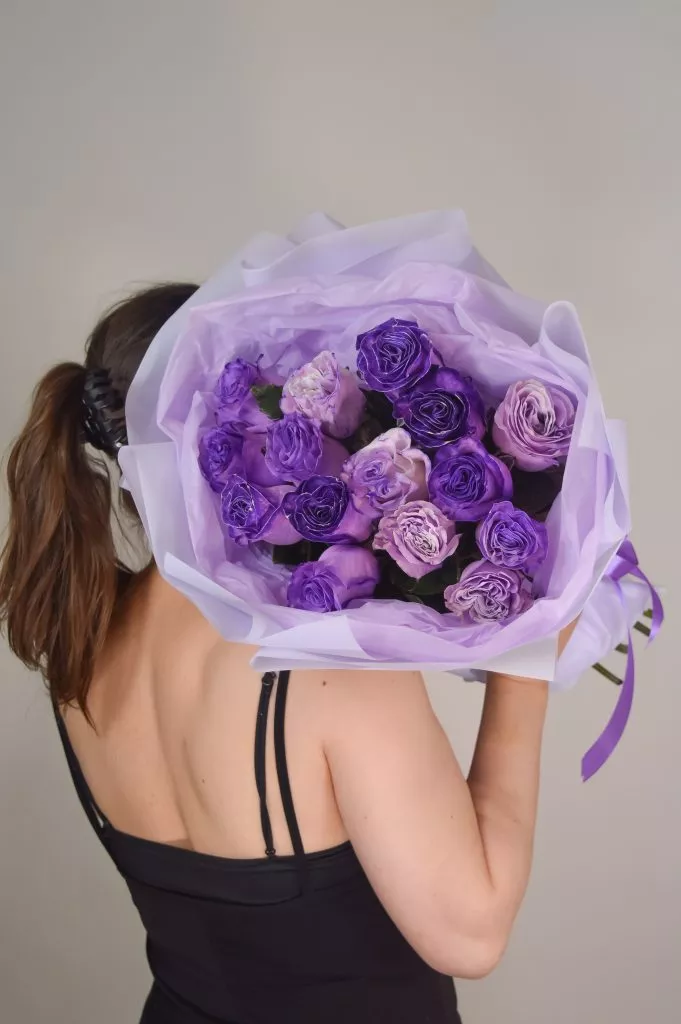 Роза 60 см фиолетового цвета 15шт в оформлении под ленту
