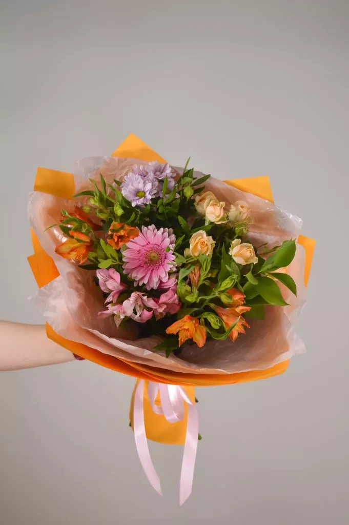 Сборный букет ,гербера 1шт ,хризанетама Сантини 2шт,роза кустовая кремовая 2шт,альстромерия 5шт,рускус 5шт,в оформлении под ленту