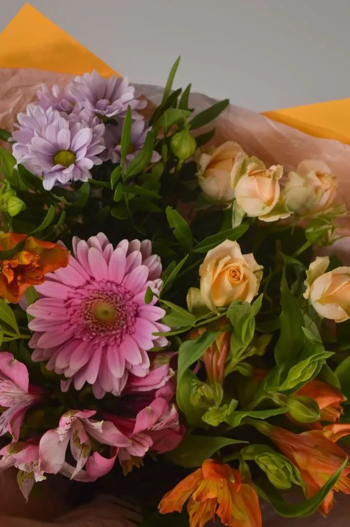 Сборный букет ,гербера 1шт ,хризанетама Сантини 2шт,роза кустовая кремовая 2шт,альстромерия 5шт,рускус 5шт,в оформлении под ленту