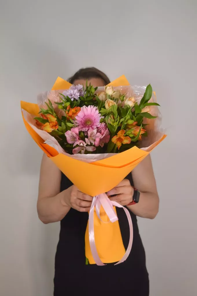 Сборный букет ,гербера 1шт ,хризанетама Сантини 2шт,роза кустовая кремовая 2шт,альстромерия 5шт,рускус 5шт,в оформлении под ленту