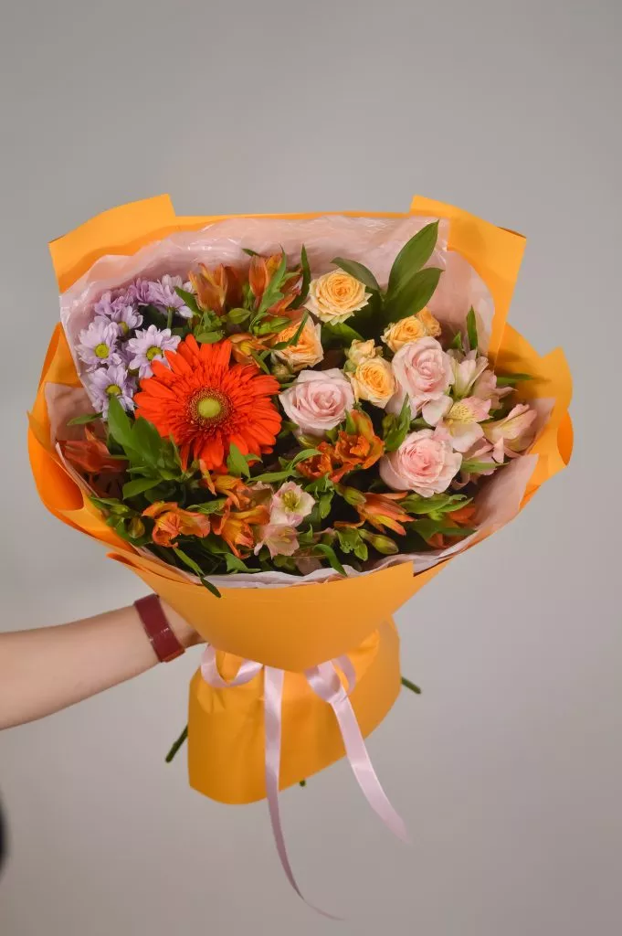 Сборный букет ,гербера 1шт ,хризанетама Сантини 2шт,роза кустовая кремовая 2шт,альстромерия 5шт,рускус 5шт,в оформлении под ленту