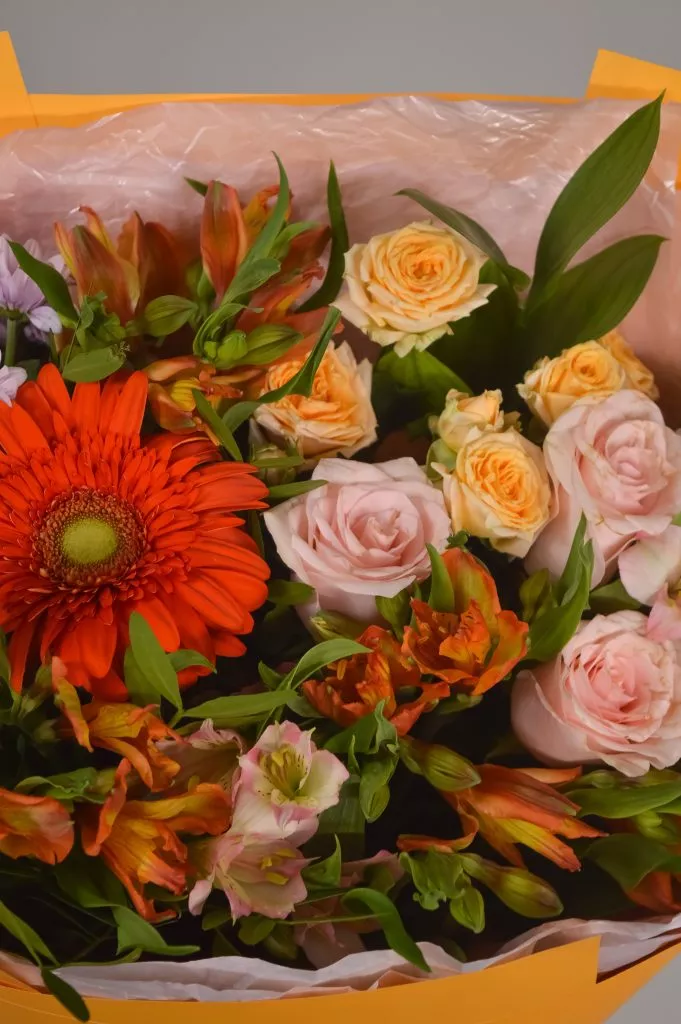 Сборный букет ,гербера 1шт ,хризанетама Сантини 2шт,роза кустовая кремовая 2шт,альстромерия 5шт,рускус 5шт,в оформлении под ленту