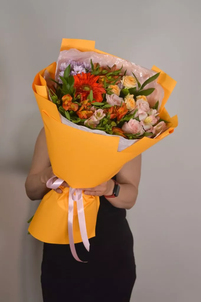 Сборный букет ,гербера 1шт ,хризанетама Сантини 2шт,роза кустовая кремовая 2шт,альстромерия 5шт,рускус 5шт,в оформлении под ленту