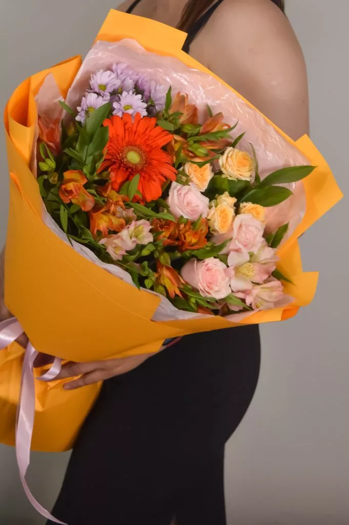 Сборный букет ,гербера 1шт ,хризанетама Сантини 2шт,роза кустовая кремовая 2шт,альстромерия 5шт,рускус 5шт,в оформлении под ленту