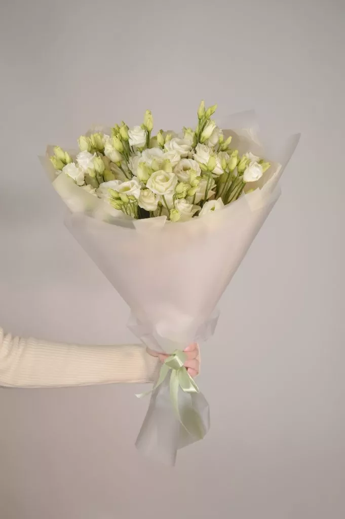 Букет из эустомы белого цвета 11 шт в оформлении