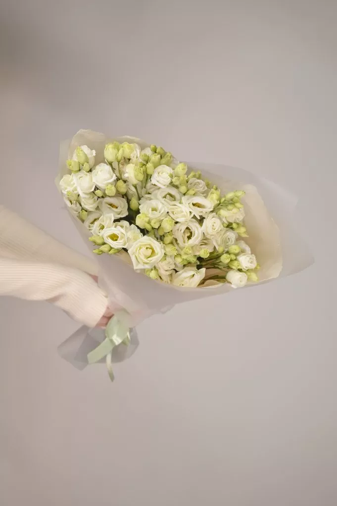 Букет из эустомы белого цвета 11 шт в оформлении