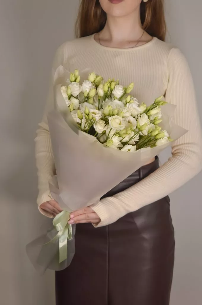 Букет из эустомы белого цвета 11 шт в оформлении