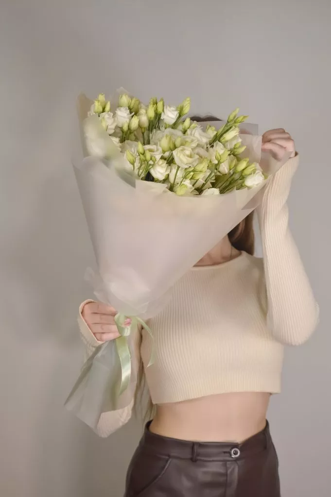 Букет из эустомы белого цвета 11 шт в оформлении