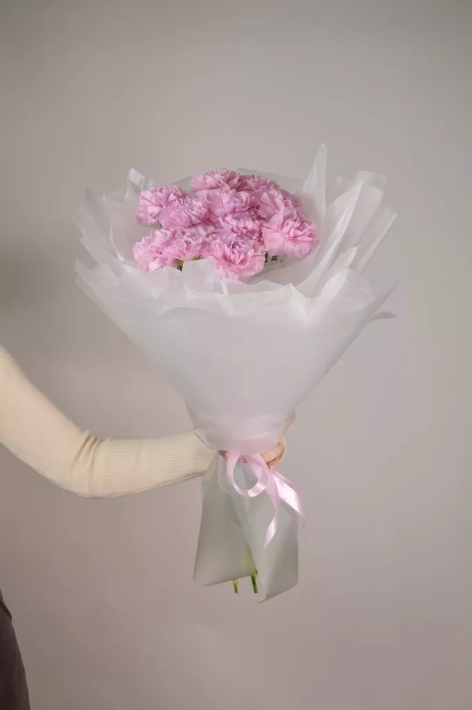 Букет из гвоздик розового цвета 9 шт в оформлении