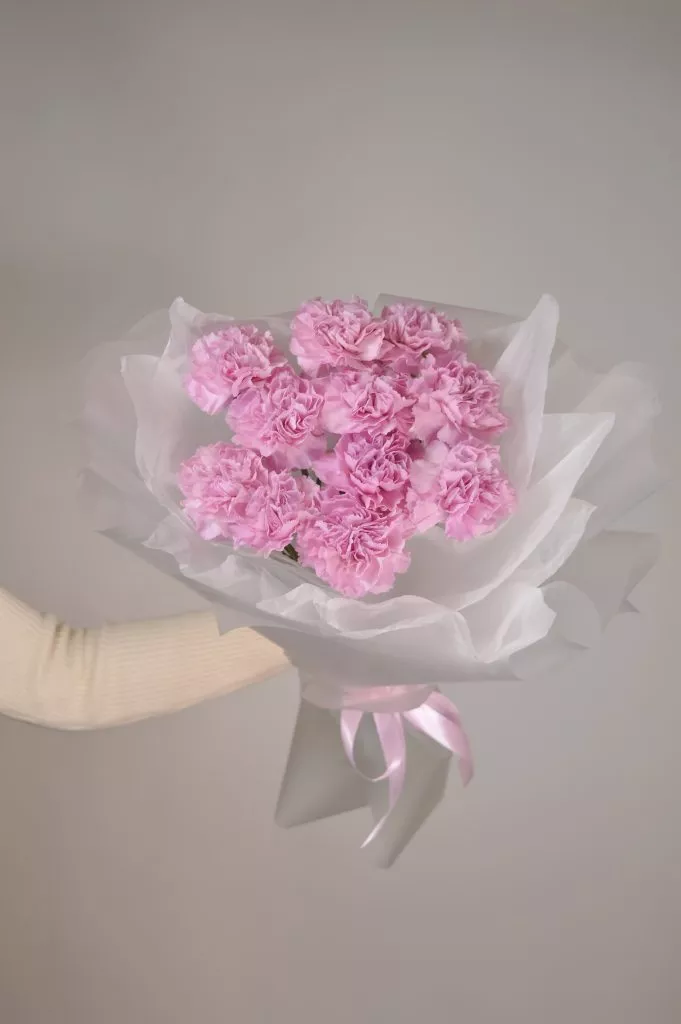 Букет из гвоздик розового цвета 9 шт в оформлении