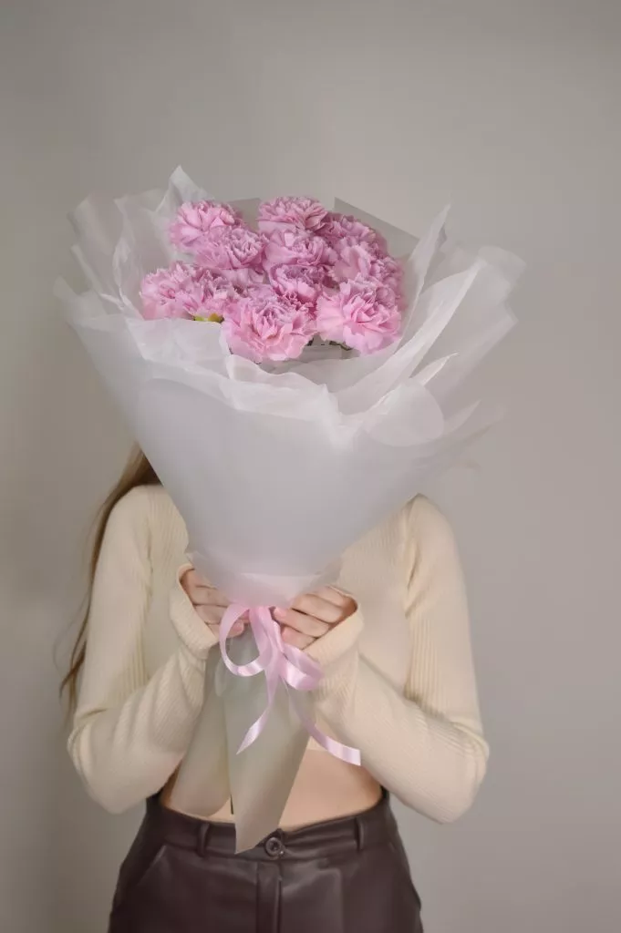 Букет из гвоздик розового цвета 9 шт в оформлении