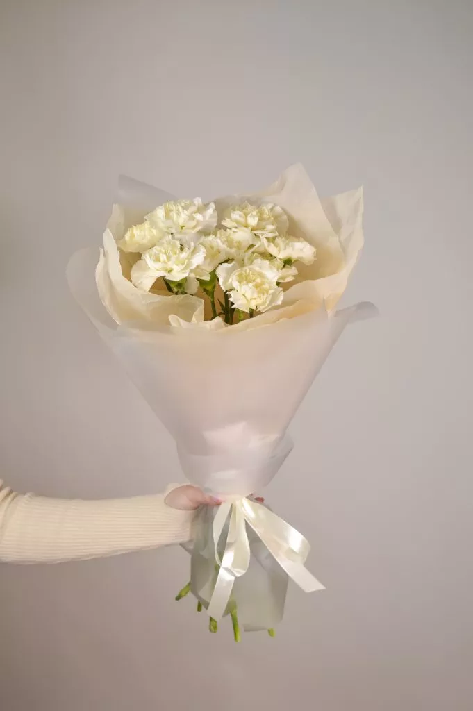 Букет из гвоздик белого цвета 9 шт в оформлении