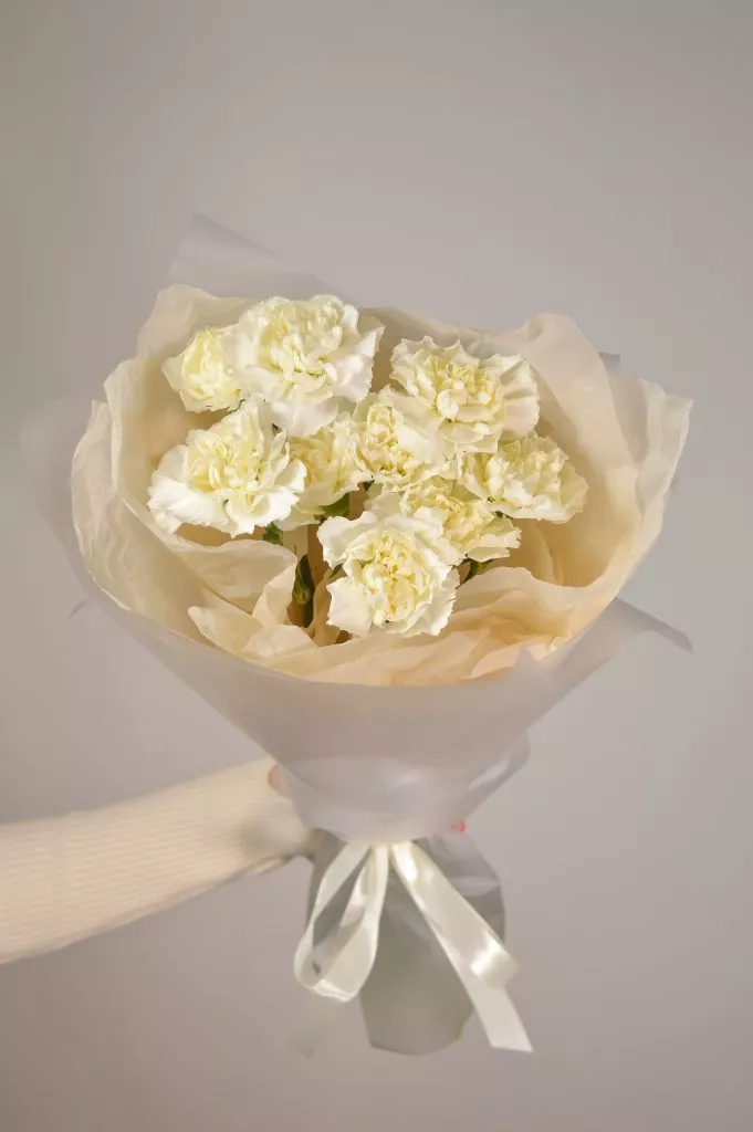 Букет из гвоздик белого цвета 9 шт в оформлении