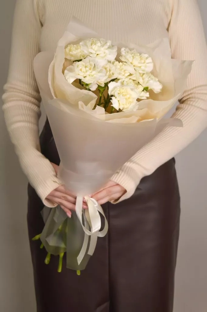 Букет из гвоздик белого цвета 9 шт в оформлении