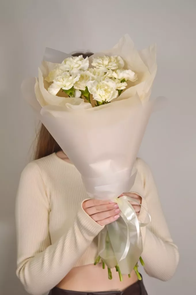 Букет из гвоздик белого цвета 9 шт в оформлении