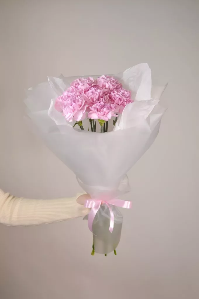 Букет из гвоздик розового цвета 7шт в оформлении