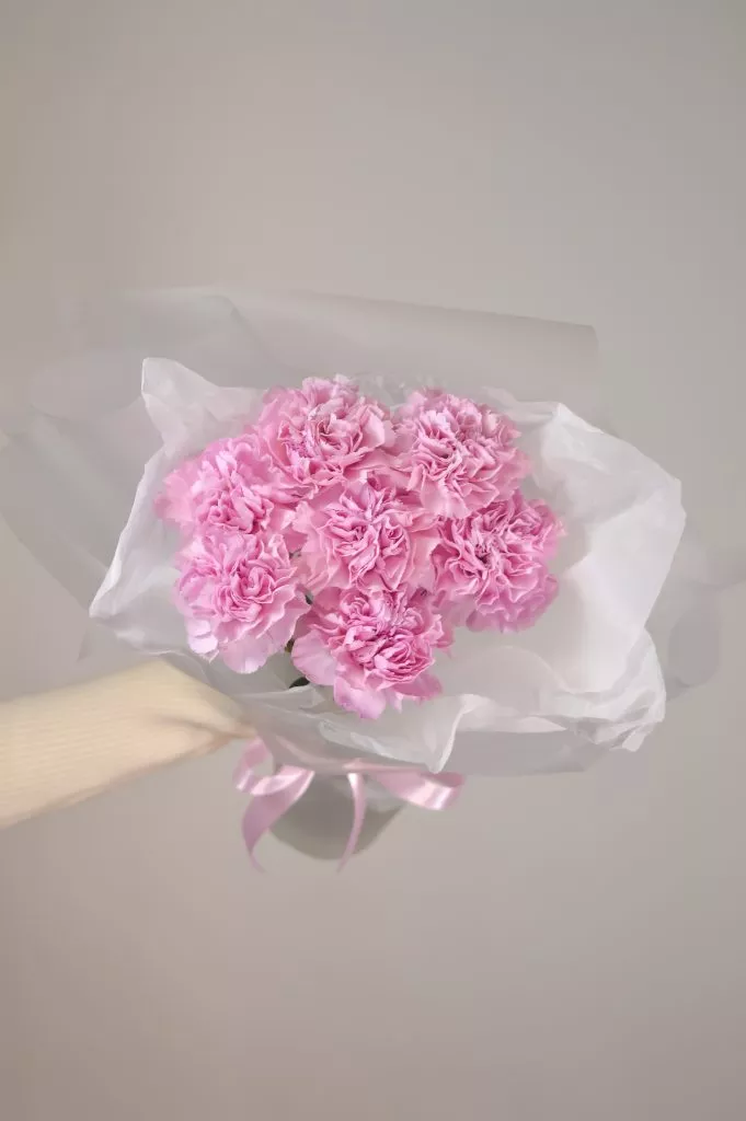 Букет из гвоздик розового цвета 7шт в оформлении