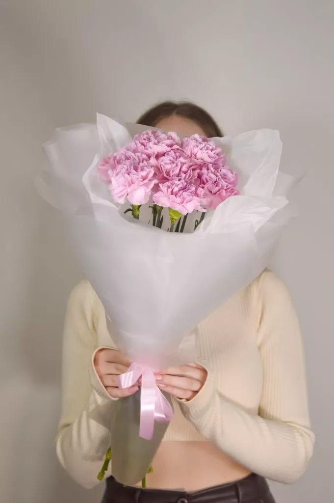 Букет из гвоздик розового цвета 7шт в оформлении