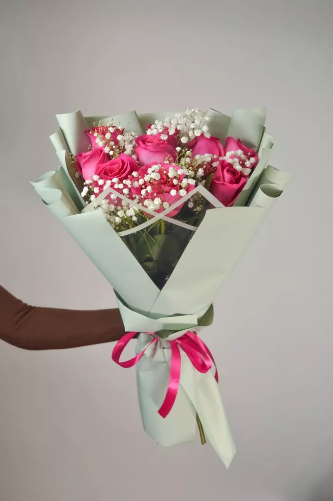 Букет из роз 60 см Фуксия 9шт ,гипсофила 1шт в оформлении