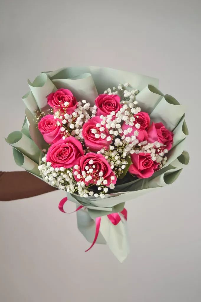 Букет из роз 60 см Фуксия 9шт ,гипсофила 1шт в оформлении