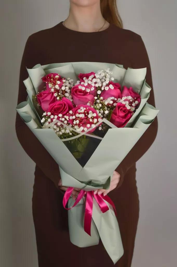 Букет из роз 60 см Фуксия 9шт ,гипсофила 1шт в оформлении