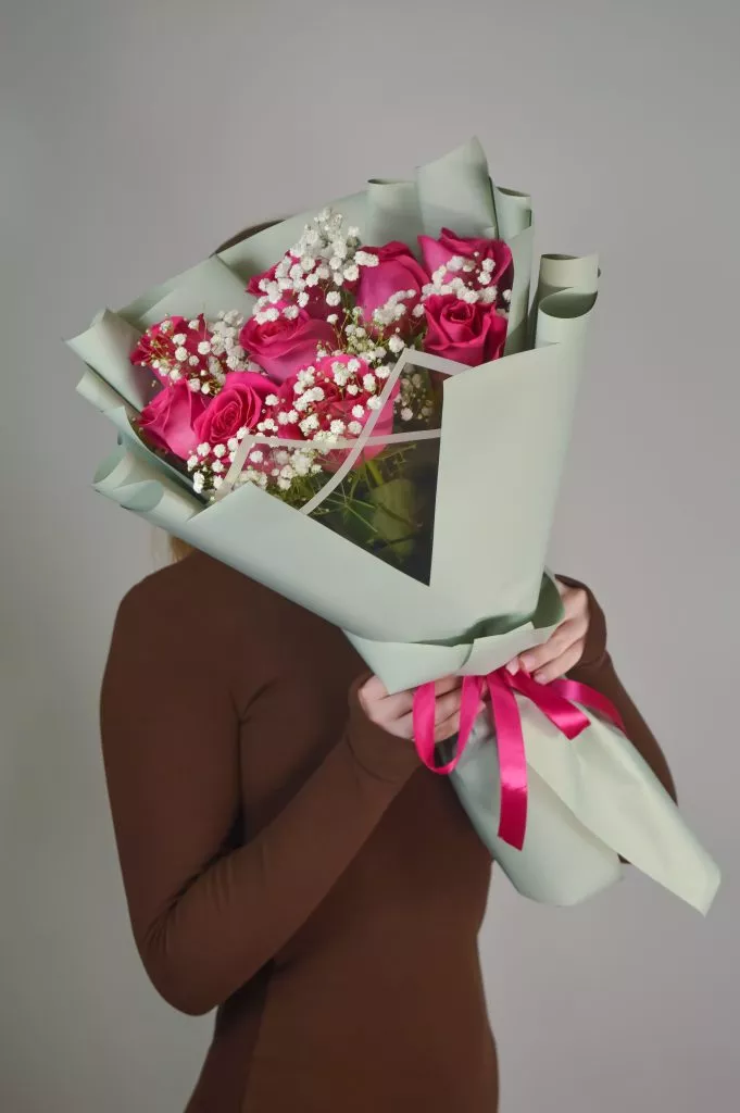Букет из роз 60 см Фуксия 9шт ,гипсофила 1шт в оформлении