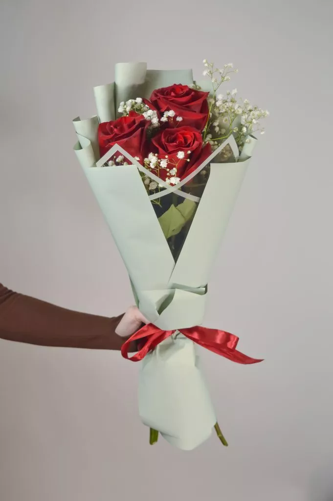 Букет из роз 60 см 3 шт ,гипсофила белая 1шт в оформлении