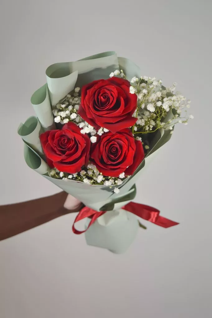 Букет из роз 60 см 3 шт ,гипсофила белая 1шт в оформлении