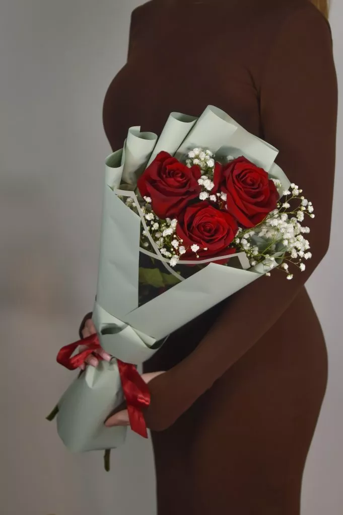 Букет из роз 60 см 3 шт ,гипсофила белая 1шт в оформлении