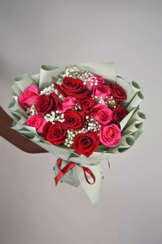 Букет из роз 60 см 15 шт красные и розовые ,гипсофила белая 1шт в оформлении
