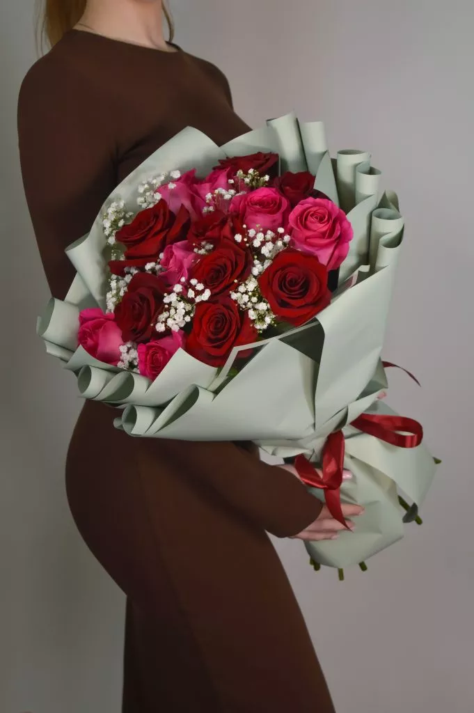 Букет из роз 60 см 15 шт красные и розовые ,гипсофила белая 1шт в оформлении