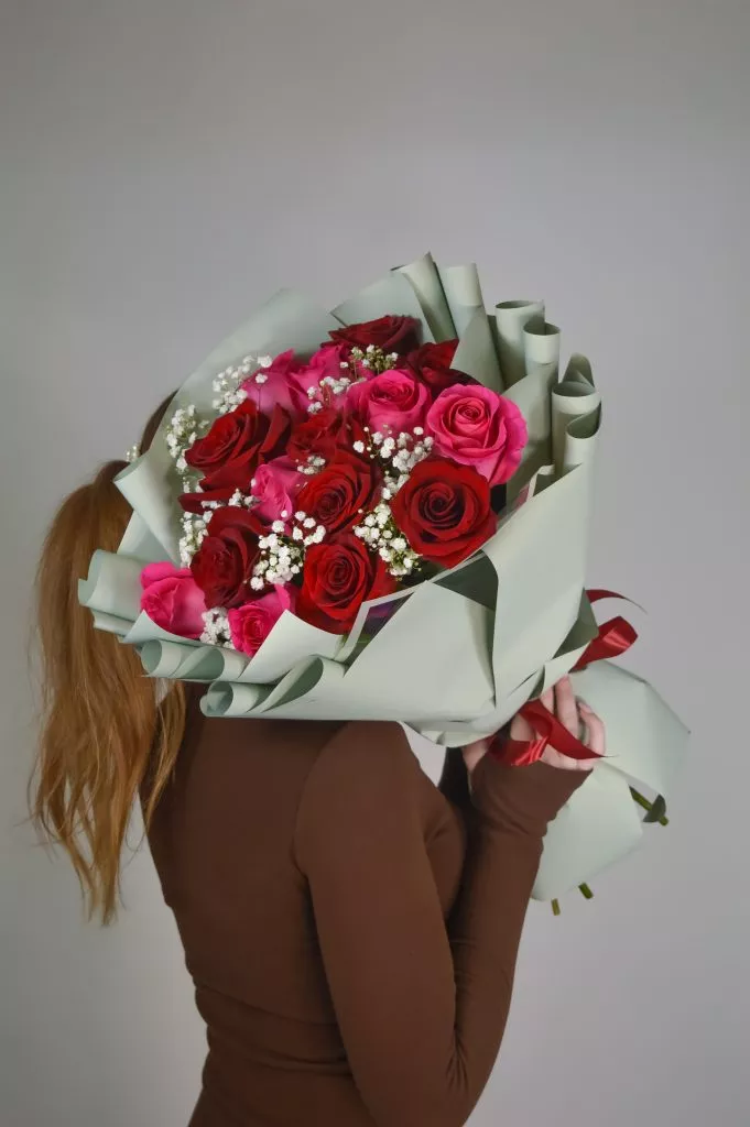 Букет из роз 60 см 15 шт красные и розовые ,гипсофила белая 1шт в оформлении