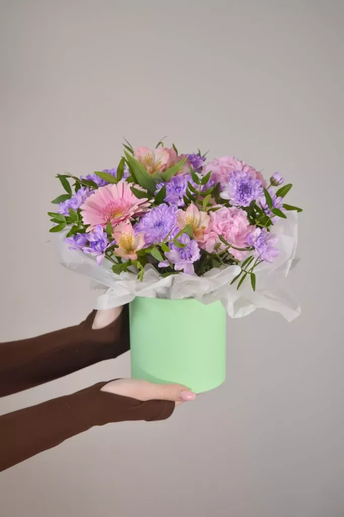 Шляпная коробка гербера розовая 1шт,альстромерия кремовая 1шт,хризантема кустовая сиреневая 2шт,в коробке оформление тишью