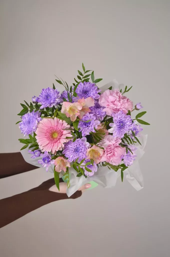 Шляпная коробка гербера розовая 1шт,альстромерия кремовая 1шт,хризантема кустовая сиреневая 2шт,в коробке оформление тишью