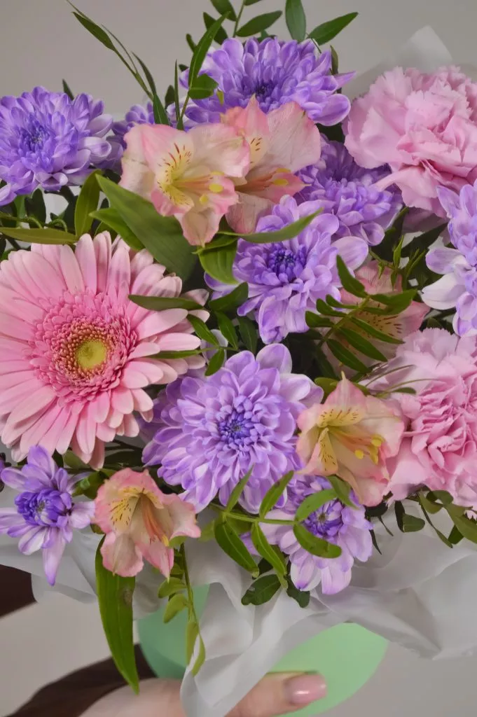 Шляпная коробка гербера розовая 1шт,альстромерия кремовая 1шт,хризантема кустовая сиреневая 2шт,в коробке оформление тишью