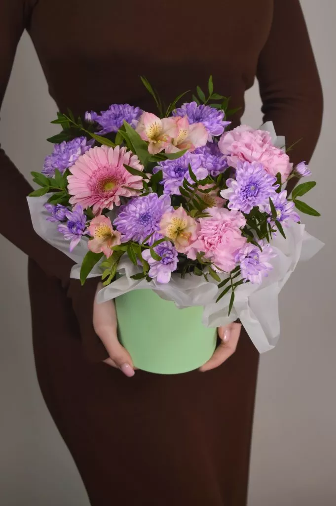 Шляпная коробка гербера розовая 1шт,альстромерия кремовая 1шт,хризантема кустовая сиреневая 2шт,в коробке оформление тишью