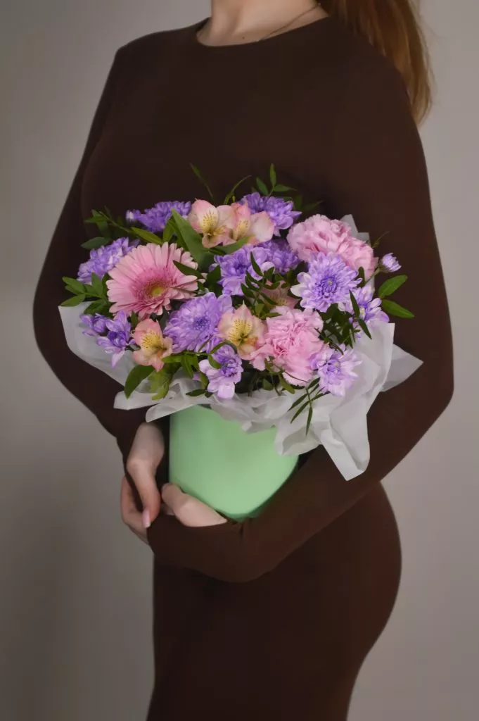 Шляпная коробка гербера розовая 1шт,альстромерия кремовая 1шт,хризантема кустовая сиреневая 2шт,в коробке оформление тишью