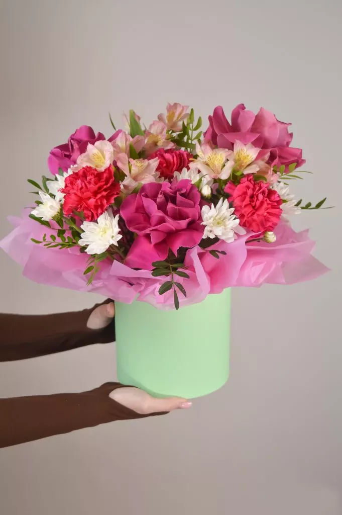 роза 60 см фуксия 3шт,гвоздика фуксия 3шт,фистшака 4шт,альстромерия кремовая 3шт в коробке с оформлением тишью