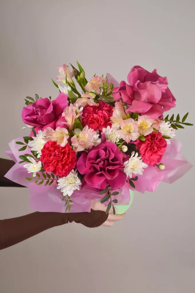 роза 60 см фуксия 3шт,гвоздика фуксия 3шт,фистшака 4шт,альстромерия кремовая 3шт в коробке с оформлением тишью