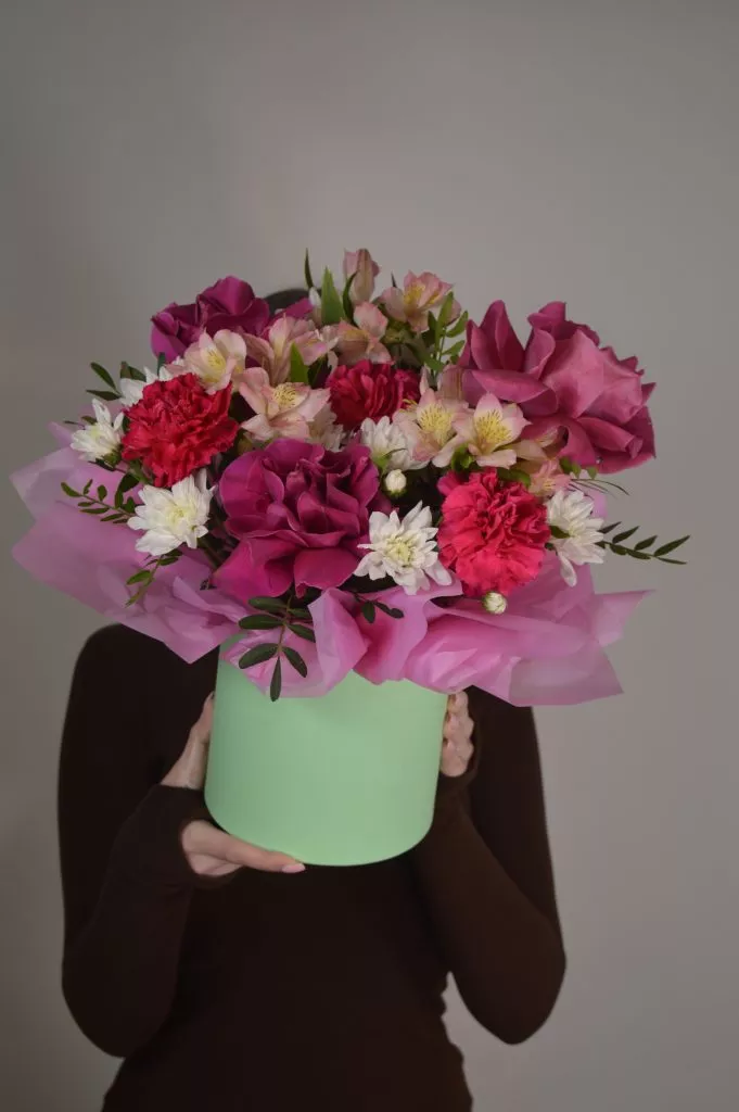 роза 60 см фуксия 3шт,гвоздика фуксия 3шт,фистшака 4шт,альстромерия кремовая 3шт в коробке с оформлением тишью