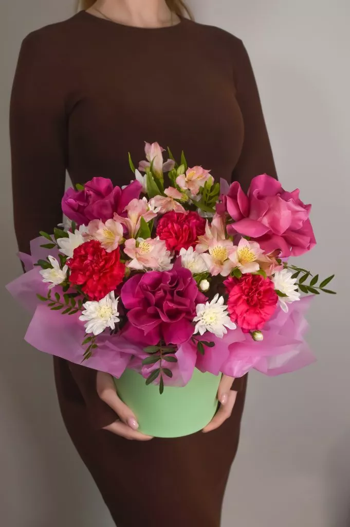 Шляпнкая коробка роза 60 см фуксия 3шт,гвоздика фуксия 3шт,фистшака 4шт,альстромерия кремовая 3шт в коробке с оформлением тишью