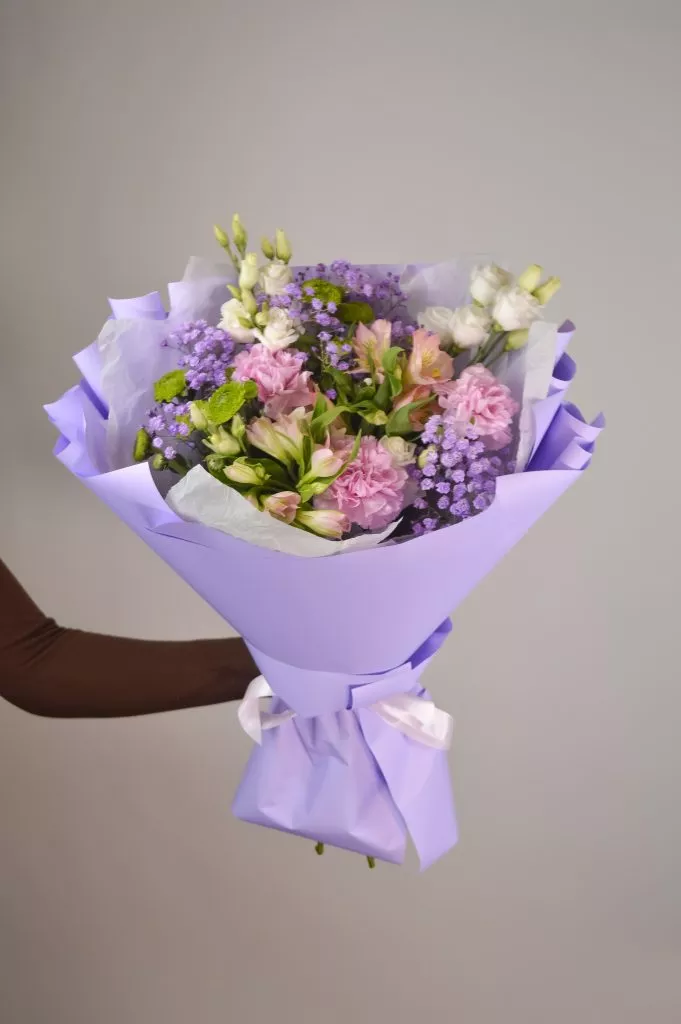 Эустома белая 2шт,гвоздика розовая 3шт,гипсофила сиренивая 2шт,альстромерия розовая 3шт, в оформлении