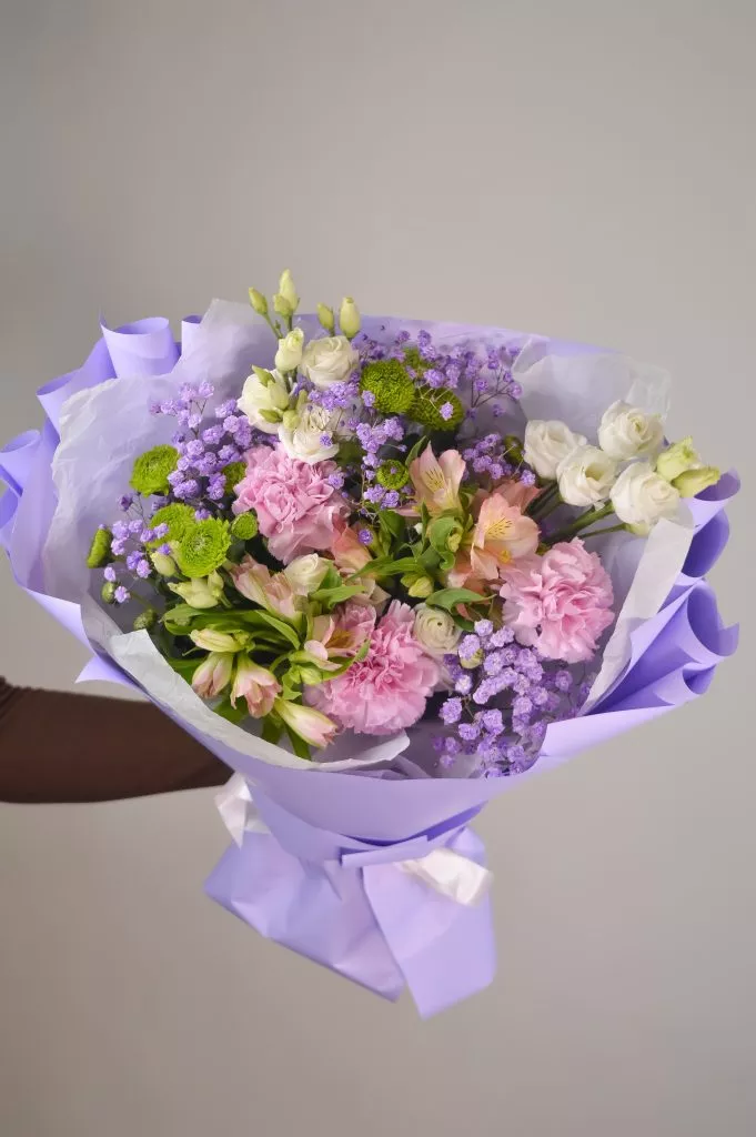 Эустома белая 2шт,гвоздика розовая 3шт,гипсофила сиренивая 2шт,альстромерия розовая 3шт, в оформлении