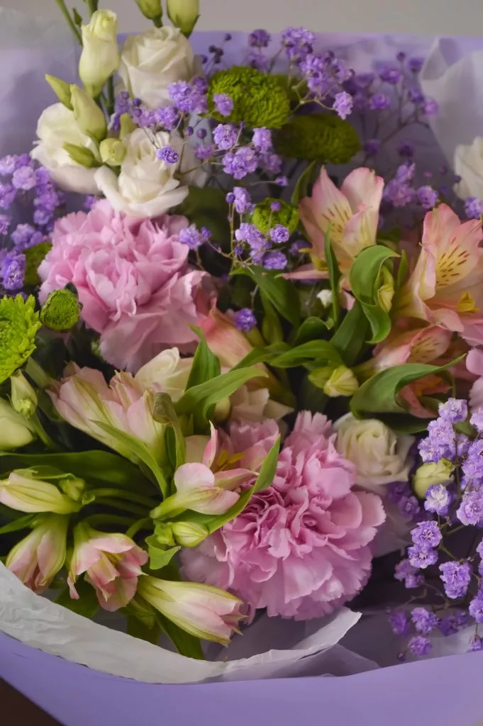 Эустома белая 2шт,гвоздика розовая 3шт,гипсофила сиренивая 2шт,альстромерия розовая 3шт, в оформлении