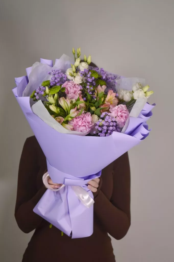 Эустома белая 2шт,гвоздика розовая 3шт,гипсофила сиренивая 2шт,альстромерия розовая 3шт, в оформлении