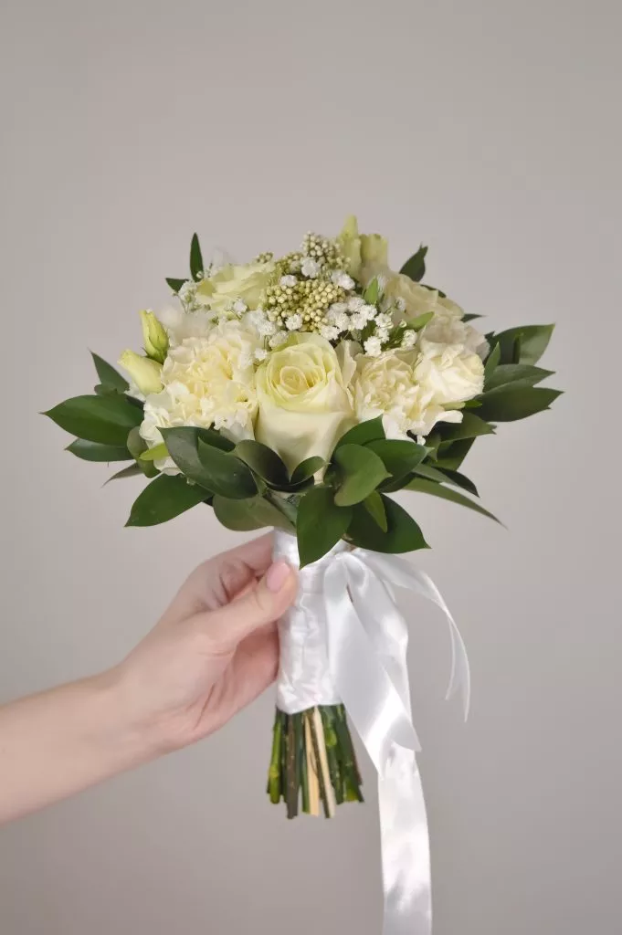 Роза 60 см белая 3шт ,озотамнус 3шт,рускус 9шт,гипсофила белая 2шт,гвоздика белая 5 под ленту