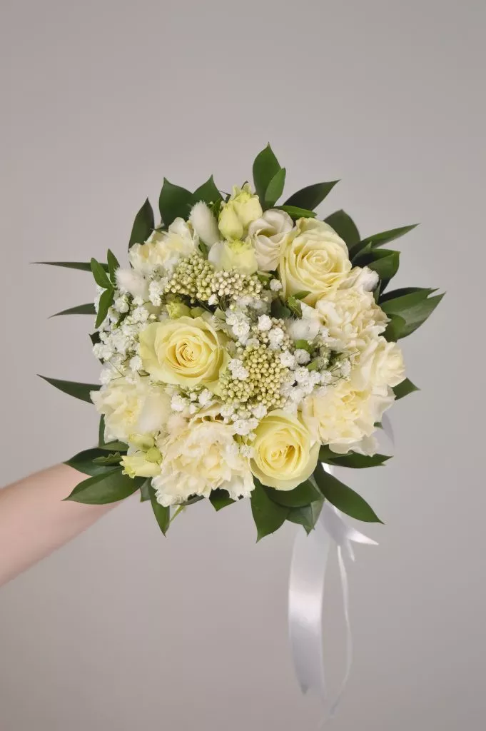 Роза 60 см белая 3шт ,озотамнус 3шт,рускус 9шт,гипсофила белая 2шт,гвоздика белая 5 под ленту