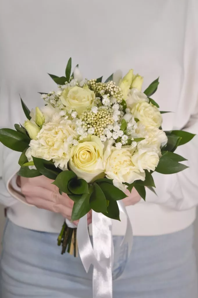 Роза 60 см белая 3шт ,озотамнус 3шт,рускус 9шт,гипсофила белая 2шт,гвоздика белая 5 под ленту