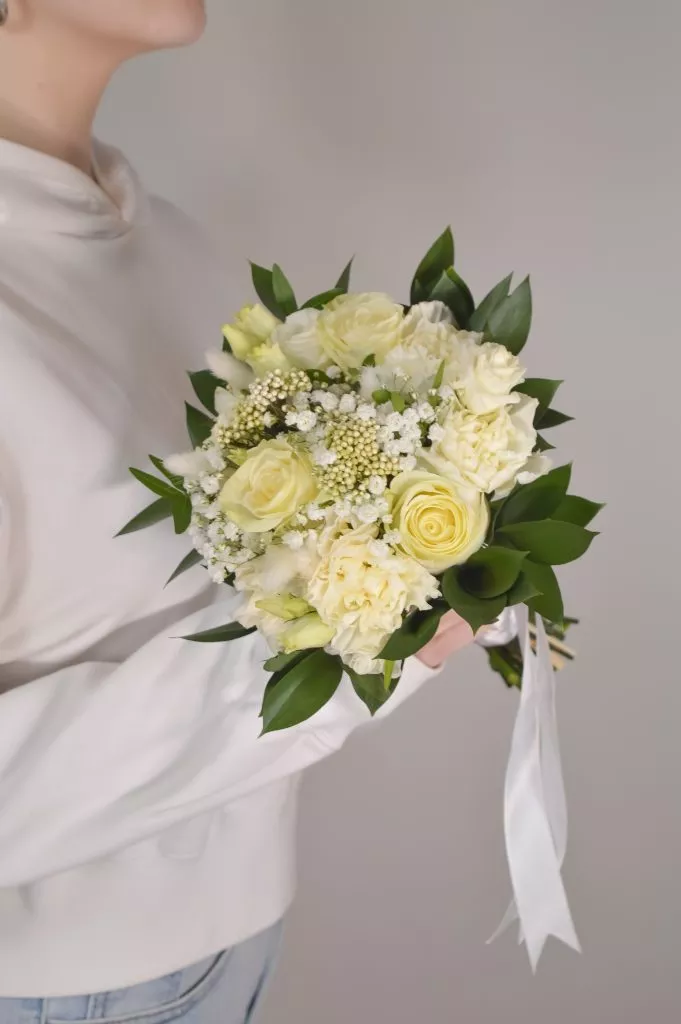 Свадебный букет Роза 60 см белая 3шт ,озотамнус 3шт,рускус 9шт,гипсофила белая 2шт,гвоздика белая 5 под ленту